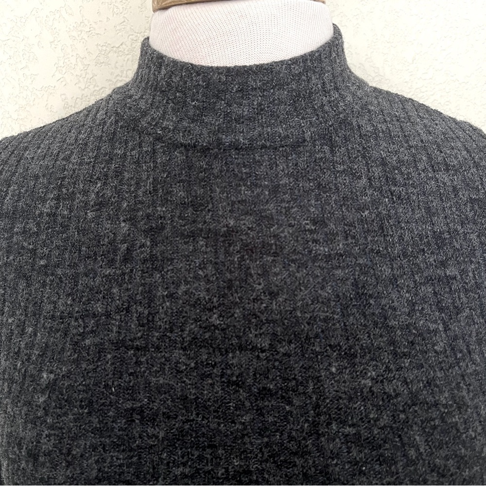 Crop Sweater 🖤 - Picture 2 of 4